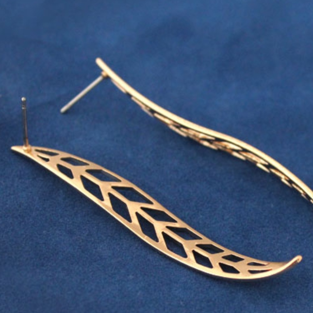NEW Minimalist Brass Leaf Earrings - Picture 4 of 5